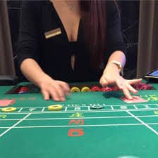 tayangan meja Sakong dengan dealer langsung